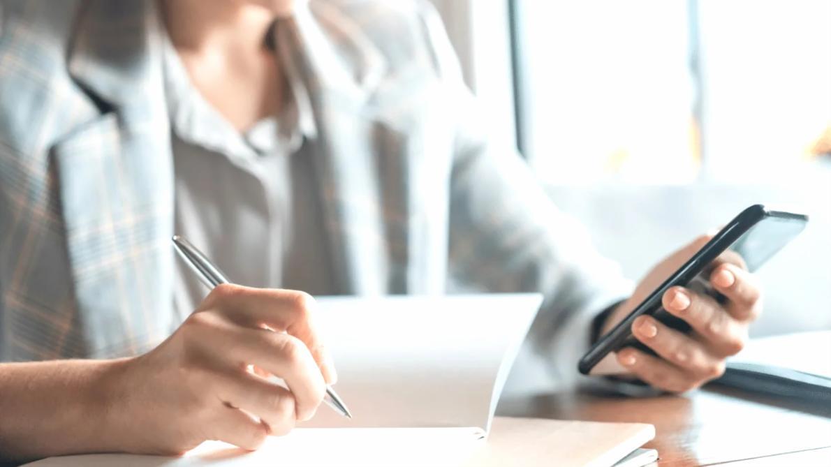 Instructor demostrando técnicas avanzadas durante sesión práctica